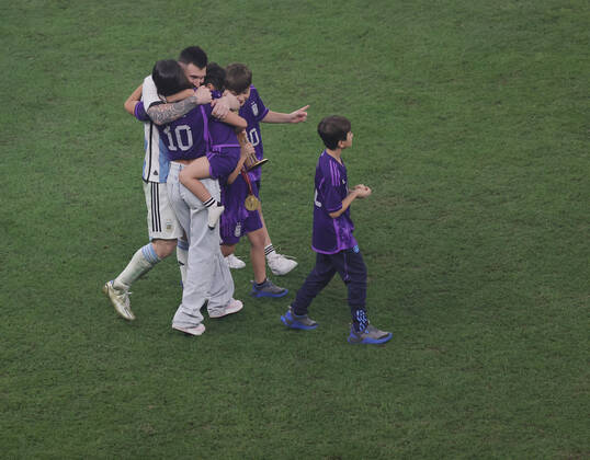 Argentina v France 2022 FIFA World Cup, WM, Weltmeisterschaft, Fussball Lionel Messi of Argentina with his family celebrates winning the 2022 FIFA World Cup Final between Argentina and France at Lusail Stadium, Lusail Content Not Available For UK Newspapers Copyright: xPaulxChestertonx FIL-17843-0410 UK Newspapers OUT