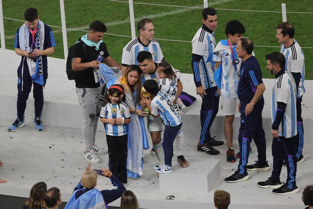 Argentina v France 2022 FIFA World Cup, WM, Weltmeisterschaft, Fussball Marcos Acuna of Argentina with his family celebrates winning the 2022 FIFA World Cup Final between Argentina and France at Lusail Stadium, Lusail Content Not Available For UK Newspapers Copyright: xPaulxChestertonx FIL-17843-0422 UK Newspapers OUT
