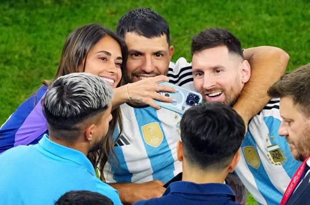 Mandatory Credit: Photo by Javier Garcia Shutterstock (13670815js) Lionel Messi of Argentina poses for a selfie with his wife and Sergio Aguero Argentina v France, FIFA World Cup, WM, Weltmeisterschaft, Fussball 2022, Final, Football, Lusail Stadium, Al Daayen, Qatar - 18 Dec 2022 Editorial Use Only Argentina v France, FIFA World Cup 2022, Final, Football, Lusail Stadium, Al Daayen, Qatar - 18 Dec 2022 Editorial Use Only  Copyright: xJavierxGarcia Shutterstockx 13670815js