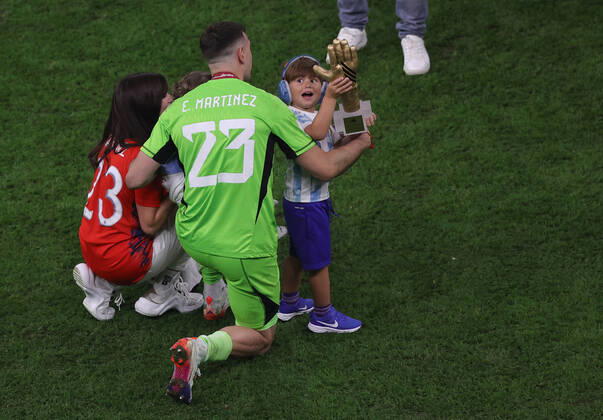 Argentina v France 2022 FIFA World Cup, WM, Weltmeisterschaft, Fussball Emiliano Martinez of Argentina with his family celebrates winning the 2022 FIFA World Cup Final between Argentina and France at Lusail Stadium, Lusail Content Not Available For UK Newspapers Copyright: xPaulxChestertonx FIL-17843-0426 UK Newspapers OUT