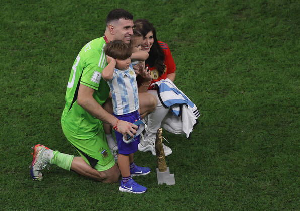 Argentina v France 2022 FIFA World Cup, WM, Weltmeisterschaft, Fussball Emiliano Martinez of Argentina with his family celebrates winning the 2022 FIFA World Cup Final between Argentina and France at Lusail Stadium, Lusail Content Not Available For UK Newspapers Copyright: xPaulxChestertonx FIL-17843-0427 UK Newspapers OUT