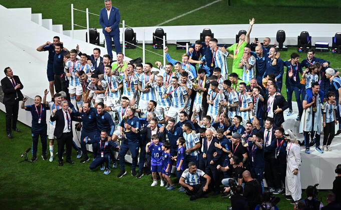 (221218) -- LUSAIER, Dec. 18, 2022 -- Members of team Argentina celebrate during the awarding ceremony of the 2022 FIFA World Cup, WM, Weltmeisterschaft, Fussball at Lusail Stadium in Lusail, Qatar, Dec. 18, 2022. ) (SP)QATAR-LUSAIL-2022 WORLD CUP-FINAL-ARG VS FRA XiaoxYijiu 