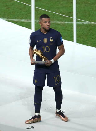 (221218) -- LUSAIER, Dec. 18, 2022 -- Kylian Mbappe of France poses with his golden boot trophy during the awarding ceremony of the 2022 FIFA World Cup, WM, Weltmeisterschaft, Fussball at Lusail Stadium in Lusail, Qatar, Dec. 18, 2022. ) (SP)QATAR-LUSAIL-2022 WORLD CUP-FINAL-ARG VS FRA XiaoxYijiu