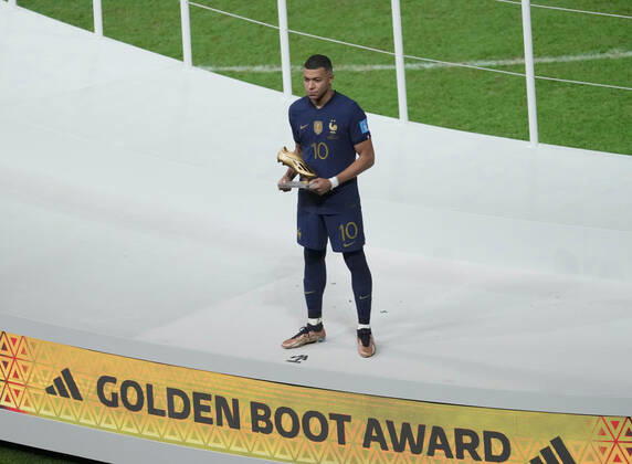 (221218) -- LUSAIER, Dec. 18, 2022 -- Kylian Mbappe of France poses with his golden boot trophy during the awarding ceremony of the 2022 FIFA World Cup, WM, Weltmeisterschaft, Fussball at Lusail Stadium in Lusail, Qatar, Dec. 18, 2022. ) (SP)QATAR-LUSAIL-2022 WORLD CUP-FINAL-ARG VS FRA XiaoxYijiu