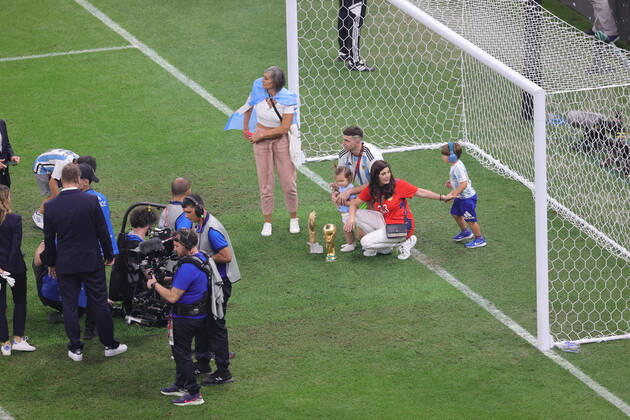 Argentina v France 2022 FIFA World Cup, WM, Weltmeisterschaft, Fussball Emiliano Martinez of Argentina celebrates with his family after winning the World Cup during the 2022 FIFA World Cup Final between Argentina and France at Lusail Stadium, Lusail Content Not Available For UK Newspapers Copyright: xPaulxChestertonx FIL-17843-0433 UK Newspapers OUT