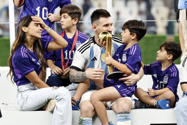 AL DAAYEN - Lionel Messi of Argentina with wife and children after the FIFA World Cup, WM, Weltmeisterschaft, Fussball Qatar 2022 final match between Argentina and France at Lusail Stadium on December 18, 2022 in Al Daayen, Qatar. AP Dutch Height MAURICE OF STONE FIFA World Cup Qatar 2022 2022 xVIxANPxSportx xMauricexvanxSteenxWKxIVx