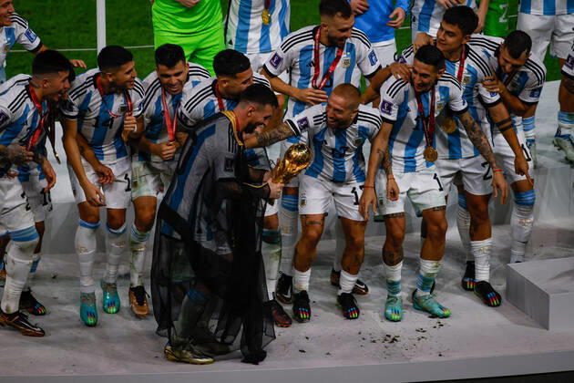 Argentina vs France LUSAIL, AD - 18.12.2022: ARGENTINA VS FRANCE - Argentina captain Lionel MESSI lifts the trophy for the FIFA World Cup, WM, Weltmeisterschaft, Fussball Qatar 2022 after the match between Argentina v France valid for the FIFA World Cup 2022 final held at the Estadio Internacional de Lusail, AD , Qatar (Photo: Rodolfo Buhrer La Imagem Fotoarena) x2311945x  RodolfoxBuhrer