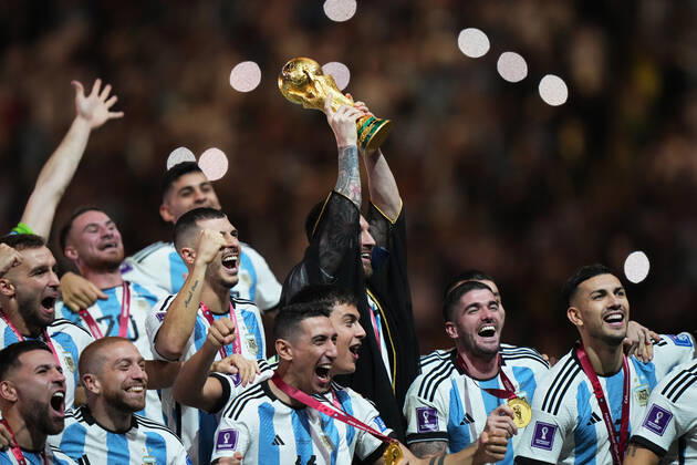 QAT: Argentina v France. FIFA World Cup, WM, Weltmeisterschaft, Fussball Qatar 2022. Final Lionel Messi of Argentina lifts the World Cup during the FIFA World Cup Qatar 2022 match, Final, between Argentina and France played at Lusail Stadium on Dec 18, 2022 in Lusail, Qatar. Copyright: xBaguxBlancox xPRESSINx WC_221218_278