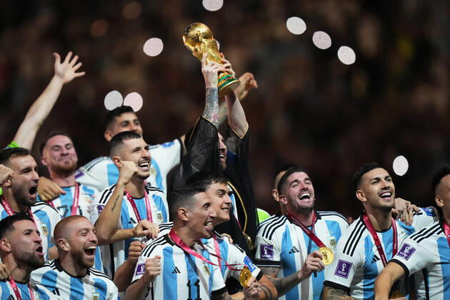 QAT: Argentina v France. FIFA World Cup, WM, Weltmeisterschaft, Fussball Qatar 2022. Final Lionel Messi of Argentina lifts the World Cup during the FIFA World Cup Qatar 2022 match, Final, between Argentina and France played at Lusail Stadium on Dec 18, 2022 in Lusail, Qatar. Copyright: xBaguxBlancox xPRESSINx WC_221218_279