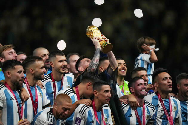 QAT: Argentina v France. FIFA World Cup, WM, Weltmeisterschaft, Fussball Qatar 2022. Final Lionel Messi of Argentina lifts the World Cup during the FIFA World Cup Qatar 2022 match, Final, between Argentina and France played at Lusail Stadium on Dec 18, 2022 in Lusail, Qatar. Copyright: xBaguxBlancox xPRESSINx WC_221218_281