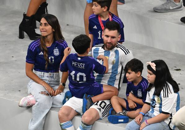 Qatar Soccer World Cup Argentina - France 8342470 18.12.2022 Argentina s Lionel Messi celebrates the team s victory with his family after the trophy ceremony following the Qatar 2022 World Cup final match between Argentina and France at the Lusail Iconic Stadium, in Lusail, Qatar. Grigory Sysoev Sputnik Lusail Qatar  Copyright: xGrigoryxSysoevx