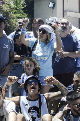 supporter de l argentine celebrant devant la maison de Maradona a Villa Devoto Argentina FOOTBALL : Coupe du Monde de la FIFA - Qatar 2022 - Les supporters Ã Buenos Aires - 18 12 2022 JaimeOlivos Panoramic 