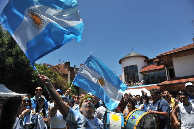 supporter de l argentine celebrant devant la maison de Maradona a Villa Devoto Argentina FOOTBALL : Coupe du Monde de la FIFA - Qatar 2022 - Les supporters Ã Buenos Aires - 18 12 2022 JaimeOlivos Panoramic 