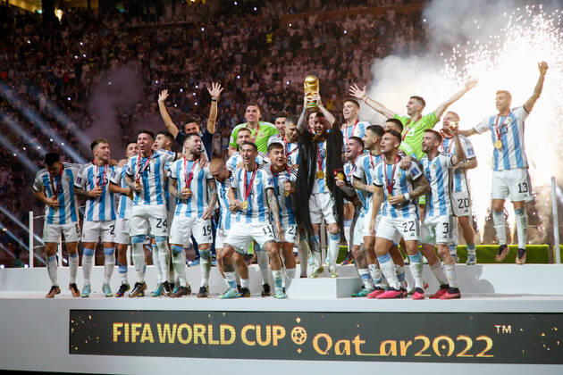 December 18, 2022, DOHA, QATAR: Lionel Messi of Argentina lifts the FIFA World Cup, WM, Weltmeisterschaft, Fussball Qatar 2022 Winner s Trophy during the FIFA World Cup Qatar 2022 Final match between Argentina and France at Lusail Stadium on December 18, 2022 in Lusail City, Qatar. DOHA QATAR - ZUMAv122 20221218_zap_v122_164 Copyright: xWilliamxVolcovx