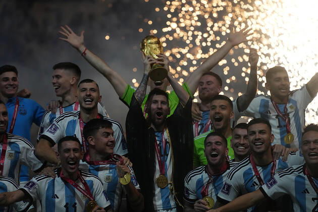 QAT, WM FIFA 2022, Finale, Argentinien vs Frankreich 18.12.2022, Lusail Iconic Stadium, Doha, QAT, WM FIFA 2022, Finale, Argentinien vs Frankreich, im Bild Die argentinische Mannschaft ist Weltmeister 2022, Argentina s forward Lionel Messi hält den WM Pokal in seinen Händen..