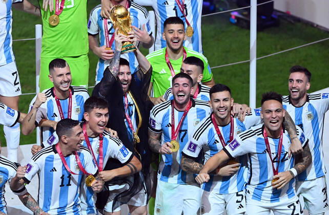FUSSBALL WM 2022 Finale Argentinien - Frankreich 18.12.2022 Argentinien feiert sich als Weltmeister: Lionel Messi reckt den Pokal in die Hoehe und feiert mit seinen Mitspielern den Weltmeistertitel