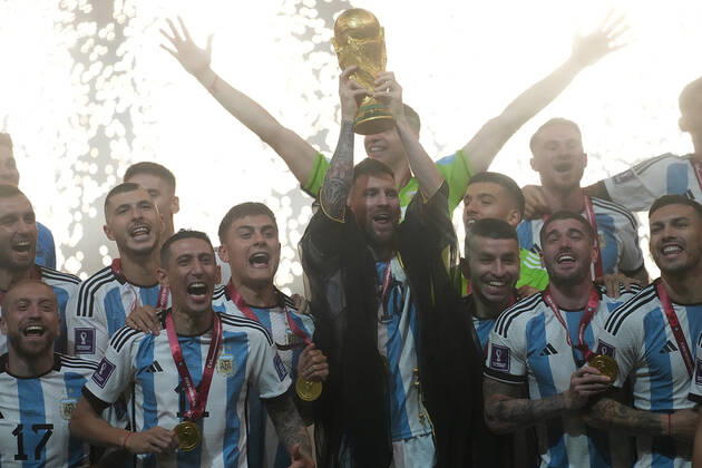 QAT, WM FIFA 2022, Finale, Argentinien vs Frankreich 18.12.2022, Lusail Iconic Stadium, Doha, QAT, WM FIFA 2022, Finale, Argentinien vs Frankreich, im Bild Die argentinische Mannschaft ist Weltmeister 2022, Argentina s forward Lionel Messi hält den WM Pokal in seinen Händen..