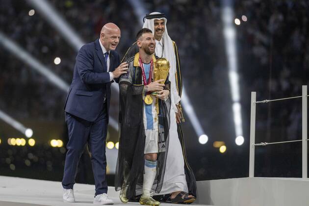 Argentina vs France LUSAIL, AD - 18.12.2022: ARGENTINA VS FRANCE - Lionel Messi of Argentina with cup accompanied by Gianni Infantino, President of FIFA and the Emir of Qatar after winning the match between Argentina vs France on penalties and winning the 2022 FIFA World Cup, WM, Weltmeisterschaft, Fussball Final held at the Estadio Internacional de Lusail, AD, Qatar (Photo: Richard Callis Fotoarena) x2311953x  RichardxCallis