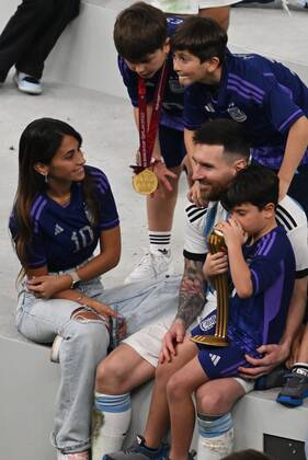 Qatar Soccer World Cup Argentina - France 8342474 18.12.2022 Argentina s Lionel Messi celebrates the team s victory with his family after the trophy ceremony following the Qatar 2022 World Cup final match between Argentina and France at the Lusail Iconic Stadium, in Lusail, Qatar. Grigory Sysoev Sputnik Lusail Qatar  Copyright: xGrigoryxSysoevx