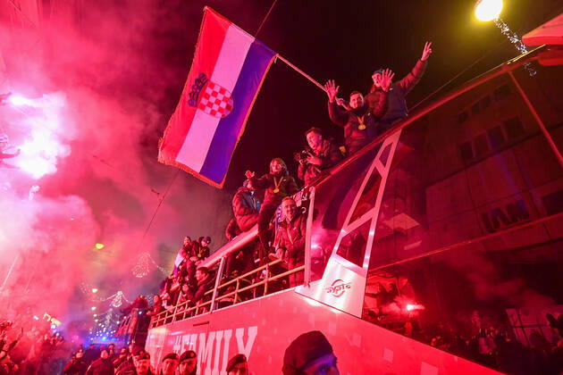 Sport Bilder des Tages Croatia team victory parade Croatia team victory parade is seen at Ban Jelacic square (following their victory over Morocco in the 2022 FIFA World Cup, WM, Weltmeisterschaft, Fussball bronze medal match the previous day) on December 18, 2022 in Zagreb, Croatia. MarkoxLukunic PIXSELL