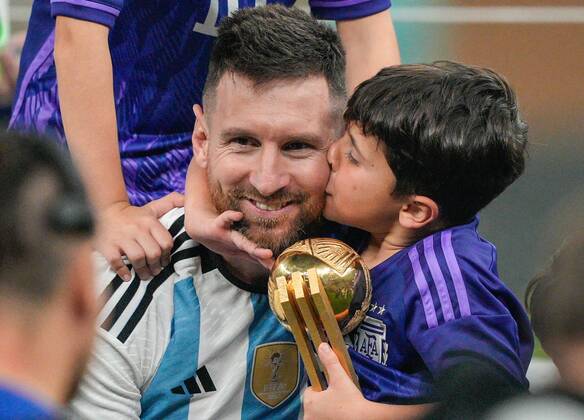 Mandatory Credit: Photo by Dave Shopland Shutterstock (13670813db) Ciro, youngest son of Lionel Messi of Argentina, gives his father a kiss as he lifts the FIFA Golden Ball award following the trophy lift Argentina v France, FIFA World Cup, WM, Weltmeisterschaft, Fussball 2022, Final, Football, Lusail Stadium, Al Daayen, Qatar - 18 Dec 2022 Editorial Use Only Argentina v France, FIFA World Cup 2022, Final, Football, Lusail Stadium, Al Daayen, Qatar - 18 Dec 2022 Editorial Use Only Copyright: xDavexShopland Shutterstockx 13670813db
