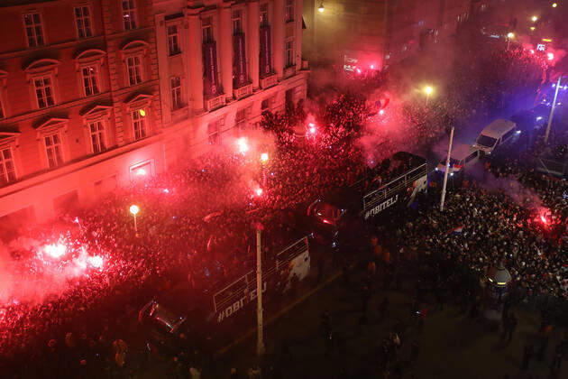 Croatia victory parade Fans lit flares during Croatia team victory parade at Ban Jelacic square (following their victory over Morocco in the 2022 FIFA World Cup, WM, Weltmeisterschaft, Fussball bronze medal match the previous day) on December 18, 2022 in Zagreb, Croatia. LukaxStanzl PIXSELL