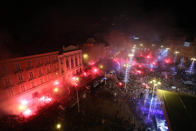 Croatia victory parade Fans lit flares during Croatia team victory parade at Ban Jelacic square (following their victory over Morocco in the 2022 FIFA World Cup, WM, Weltmeisterschaft, Fussball bronze medal match the previous day) on December 18, 2022 in Zagreb, Croatia. LukaxStanzl PIXSELL