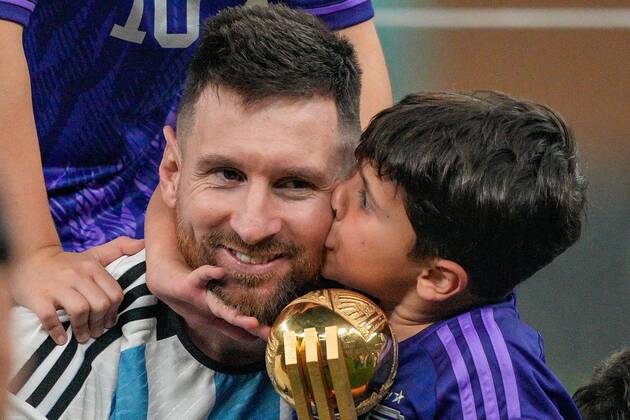 Mandatory Credit: Photo by Dave Shopland Shutterstock (13670813dc) Ciro, youngest son of Lionel Messi of Argentina, gives his father a kiss as he lifts the FIFA Golden Ball award following the trophy lift Argentina v France, FIFA World Cup, WM, Weltmeisterschaft, Fussball 2022, Final, Football, Lusail Stadium, Al Daayen, Qatar - 18 Dec 2022 Editorial Use Only Argentina v France, FIFA World Cup 2022, Final, Football, Lusail Stadium, Al Daayen, Qatar - 18 Dec 2022 Editorial Use Only  Copyright: xDavexShopland Shutterstockx 13670813dc