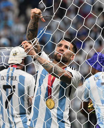 Fussball, Herren, Saison 2022 23, WM in Katar, Finale, Argentinien - Frankreich im Lusail Iconic Stadium in Lusail, Nicolas Otamendi (Argentinien) schneidet sich Teile des Tornetzes als Erinnerungsstück ab, 18.12. 2022, Copyright: xMatthiasxKochx
