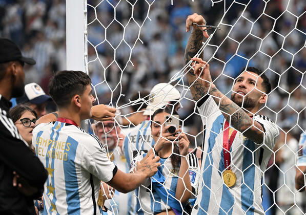 Sport Bilder des Tages Fussball, Herren, Saison 2022 23, WM in Katar, Finale, Argentinien - Frankreich im Lusail Iconic Stadium in Lusail, v. l. Paulo Dybala (Argentinien) und Nicolas Otamendi (Argentinien) schneiden sich Teile des Tornetzes als Erinnerungsstücke ab, 18.12. 2022, Copyright: xMatthiasxKochx
