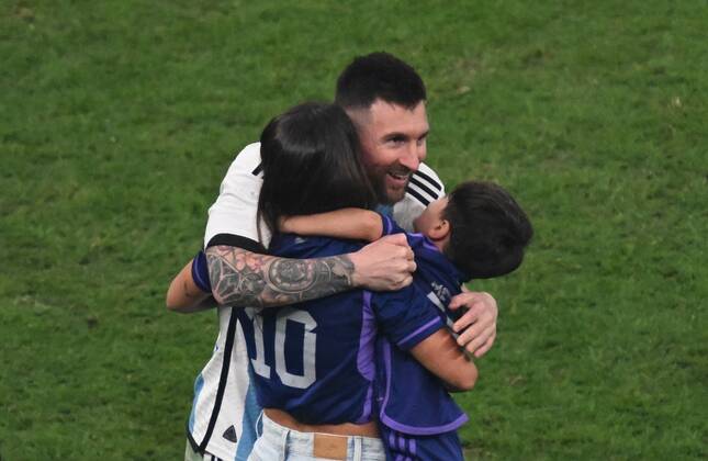 Qatar Soccer World Cup Argentina - France 8342478 18.12.2022 Argentina s Lionel Messi celebrates the team s victory with his family after the trophy ceremony following the Qatar 2022 World Cup final match between Argentina and France at the Lusail Iconic Stadium, in Lusail, Qatar. Grigory Sysoev Sputnik Lusail Qatar  Copyright: xGrigoryxSysoevx