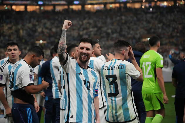 QAT, WM FIFA 2022, Finale, Argentinien vs Frankreich 18.12.2022, Lusail Iconic Stadium, Doha, QAT, WM FIFA 2022, Finale, Argentinien vs Frankreich, im Bild Die argentinische Mannschaft ist Weltmeister 2022, es wird mit den Fans gefeiert. Ganz vorne zu finden, Argentina s forward Lionel Messi .