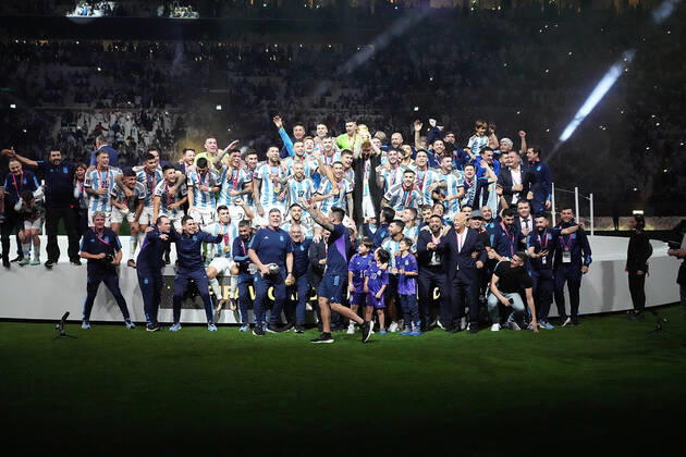 QAT, WM FIFA 2022, Finale, Argentinien vs Frankreich 18.12.2022, Lusail Iconic Stadium, Doha, QAT, WM FIFA 2022, Finale, Argentinien vs Frankreich, im Bild Die argentinische Mannschaft ist Weltmeister 2022, Argentina s forward Lionel Messi hält den WM Pokal in seinen Händen..