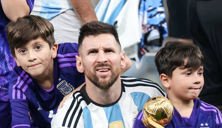QATAR, LUSAIL - DECEMBER 18, 2022: Argentina captain Lionel Messi celebrates with his family during the trophy ceremony for the 2022 FIFA World Cup, WM, Weltmeisterschaft, Fussball final football match between Argentina and France at Lusail Iconic Stadium. Argentina won 3-3 (4-2) in a penalty shootout. Sergei Bobylev TASS  56488077