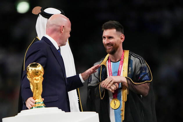 QAT: Argentina v France. FIFA World Cup, WM, Weltmeisterschaft, Fussball Qatar 2022. Final Lionel Messi of Argentina receives the World Cup trophy during the FIFA World Cup Qatar 2022 match, Final, between Argentina and France played at Lusail Stadium on Dec 18, 2022 in Lusail, Qatar. Copyright: xBaguxBlancox xPRESSINx WC_221218_288