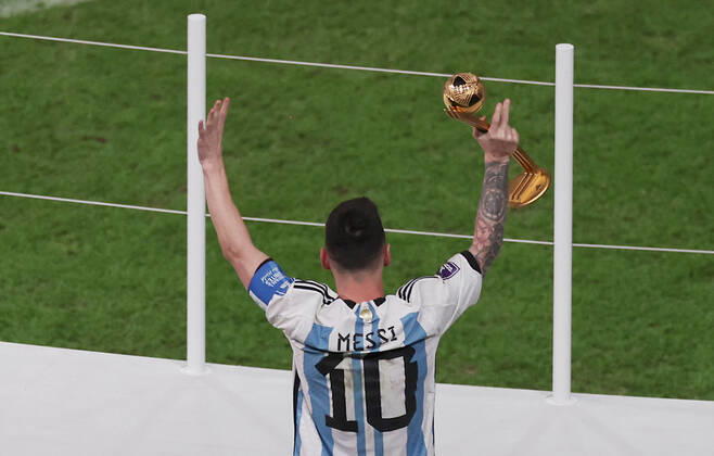 (221218) -- LUSAIER, Dec. 18, 2022 -- Lionel Messi of Argentina celebrates his golden ball award during the awarding ceremony of the 2022 FIFA World Cup, WM, Weltmeisterschaft, Fussball at Lusail Stadium in Lusail, Qatar, Dec. 18, 2022. ) (SP)QATAR-LUSAIL-2022 WORLD CUP-FINAL-ARG VS FRA XuxZijian