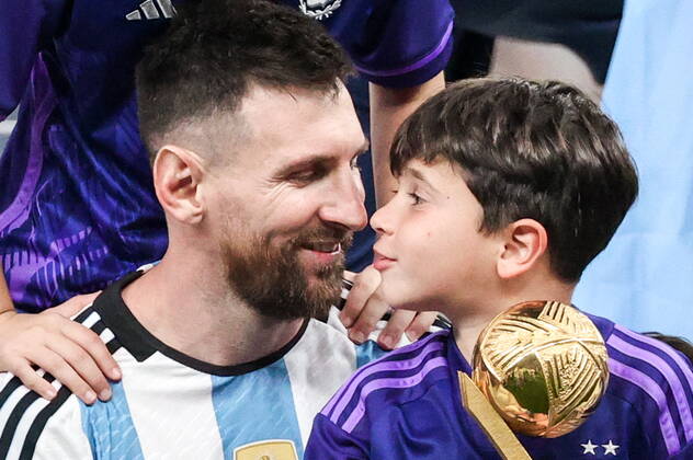 QATAR, LUSAIL - DECEMBER 18, 2022: Argentina captain Lionel Messi celebrates with his family during the trophy ceremony for the 2022 FIFA World Cup, WM, Weltmeisterschaft, Fussball final football match between Argentina and France at Lusail Iconic Stadium. Argentina won 3-3 (4-2) in a penalty shootout. Sergei Bobylev TASS  56488442