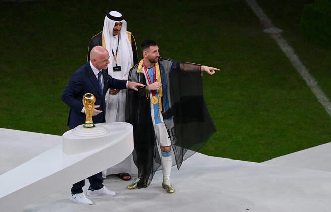 FUSSBALL WM 2022 Finale Argentinien - Frankreich 18.12.2022 Tamim bin Hamad Al Thani (Emir von Katar) legt Lionel Messi einen Umhang (Bischt) um. Fifa-Praesident Gianni Infantino zeigt sich groß begeistert
