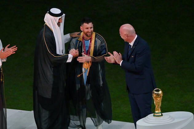 FUSSBALL WM 2022 Finale Argentinien - Frankreich 18.12.2022 Tamim bin Hamad Al Thani (Emir von Katar) legt Lionel Messi einen Umhang (Bischt) um. Fifa-Praesident Gianni Infantino zeigt sich groß begeistert