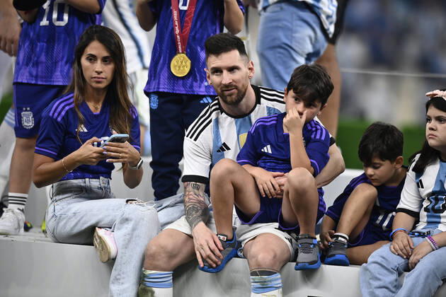 Foto Fabio Ferrari LaPresse - 18 Dicembre 2022 Lusail, Qatar - - Calcio - Qatar 2022 - Coppa del Mondo Fifa - Argentina vs Francia - Finale - Lusail Iconic Stadium - Nella foto: Lionel Messi (Argentina) con la moglie Antonella Roccuzzo e figli December 18, 2022 Lusail, Qatar - sport - Soccer - Qatar 2022- FIFA World Cup, WM, Weltmeisterschaft, Fussball - Argentina vs Francia - Final - Lusail Iconic Stadium In the pic: Lionel Messi (Argentina) with wife Antonella Roccuzzo and son  Copyright: xFabioxFerrari LaPressex