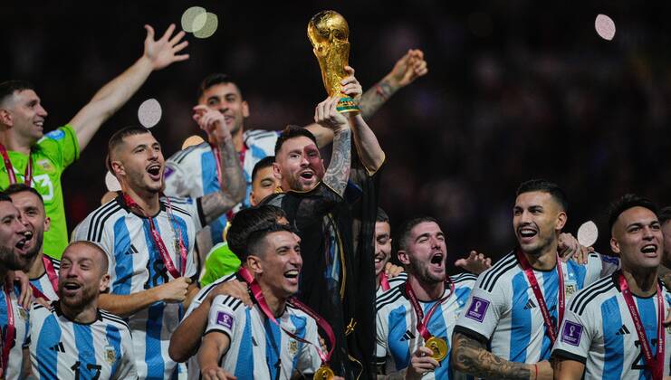 Mandatory Credit: Photo by Dave Shopland Shutterstock (13670813dn) Lionel Messi of Argentina lifts the FIFA World Cup, WM, Weltmeisterschaft, Fussball trophy alongside his teammates Argentina v France, FIFA World Cup 2022, Final, Football, Lusail Stadium, Al Daayen, Qatar - 18 Dec 2022 Editorial Use Only Argentina v France, FIFA World Cup 2022, Final, Football, Lusail Stadium, Al Daayen, Qatar - 18 Dec 2022 Editorial Use Only Copyright: xDavexShopland Shutterstockx 13670813dn