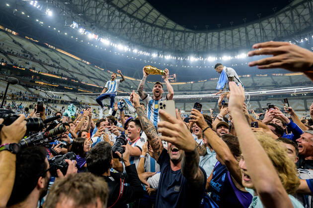 221218 Lionel Messi of Argentina celebrates with the FIFA World Cup, WM, Weltmeisterschaft, Fussball Trophy after winning the FIFA World Cup 2022 final between Argentina and France on December 18, 2022 in Doha. Photo: Joel Marklund BILDBYRAN kod JM JM0415 bbeng fotboll football soccer fotball vm fotbolls-vm fotball-vm fotbolls-vm 2022 fifa world cup 2022 final argentina frankrike france champions world champions FIFA World Cup Champions Gold medalist jubel celebration Copyright: JOELxMARKLUND BB221218JM224