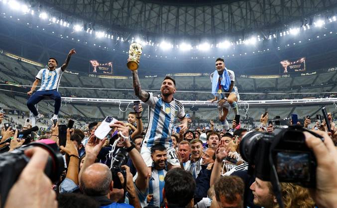 Sport Bilder des Tages Mandatory Credit: Photo by Kieran McManus Shutterstock (13670809id) Lionel Messi lifts the trophy after Argentina win the World Cup Argentina v France, FIFA World Cup, WM, Weltmeisterschaft, Fussball 2022, Final, Football, Lusail Stadium, Al Daayen, Qatar - 18 Dec 2022 Editorial Use Only Argentina v France, FIFA World Cup 2022, Final, Football, Lusail Stadium, Al Daayen, Qatar - 18 Dec 2022 Editorial Use Only Copyright: xKieranxMcManus Shutterstockx 13670809id