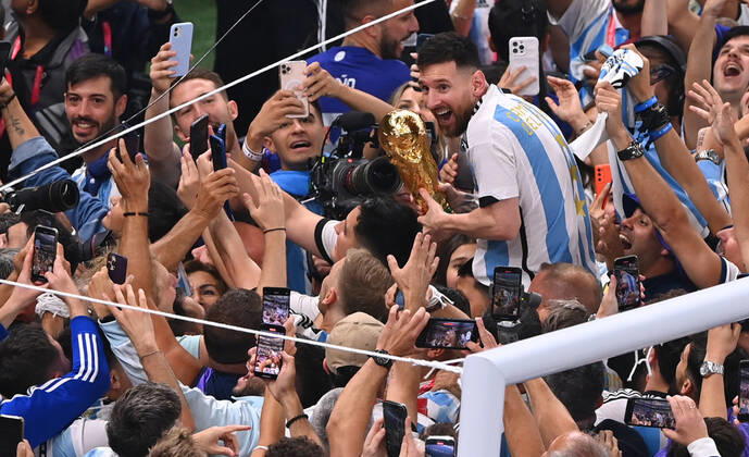 FUSSBALL WM 2022 Finale Argentinien - Frankreich 18.12.2022 Argentinien feiert sich als Weltmeister: Lionel Messi jubelt mit dem dem WM Pokal in der Masse