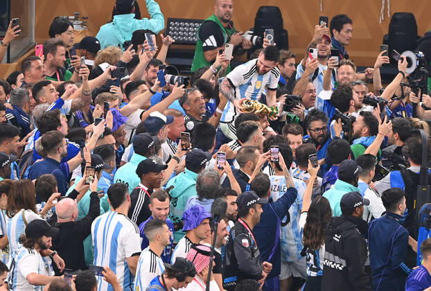 FUSSBALL WM 2022 Finale Argentinien - Frankreich 18.12.2022 Argentinien feiert sich als Weltmeister: Lionel Messi jubelt mit dem dem WM Pokal in der Masse