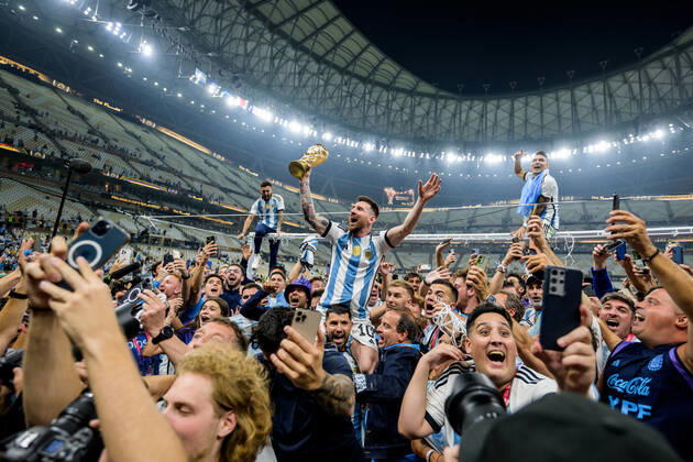 221218 Lionel Messi of Argentina celebrates with the FIFA World Cup, WM, Weltmeisterschaft, Fussball Trophy after winning the FIFA World Cup 2022 final between Argentina and France on December 18, 2022 in Doha. Photo: Joel Marklund BILDBYRAN kod JM JM0415 bbeng fotboll football soccer fotball vm fotbolls-vm fotball-vm fotbolls-vm 2022 fifa world cup 2022 final argentina frankrike france champions world champions FIFA World Cup Champions Gold medalist jubel celebration Copyright: JOELxMARKLUND BB221218JM237