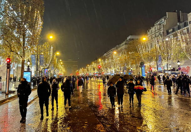 FRANCE, PARIS - DECEMBER 18, 2022: Crowds of football fans are seen in central Paris after France lost to Argentina 3-3 (4-2) in a penalty shootout in the 2022 FIFA World Cup, WM, Weltmeisterschaft, Fussball final in Qatar. Dmitry Orlov TASS  56488351