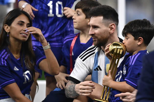 Foto Fabio Ferrari LaPresse - 18 Dicembre 2022 Lusail, Qatar - - Calcio - Qatar 2022 - Coppa del Mondo Fifa - Argentina vs Francia - Finale - Lusail Iconic Stadium - Nella foto: Lionel Messi (Argentina) con la moglie Antonella Roccuzzo e figli December 18, 2022 Lusail, Qatar - sport - Soccer - Qatar 2022- FIFA World Cup, WM, Weltmeisterschaft, Fussball - Argentina vs Francia - Final - Lusail Iconic Stadium In the pic: Lionel Messi (Argentina) and family  Copyright: xFabioxFerrari LaPressex
