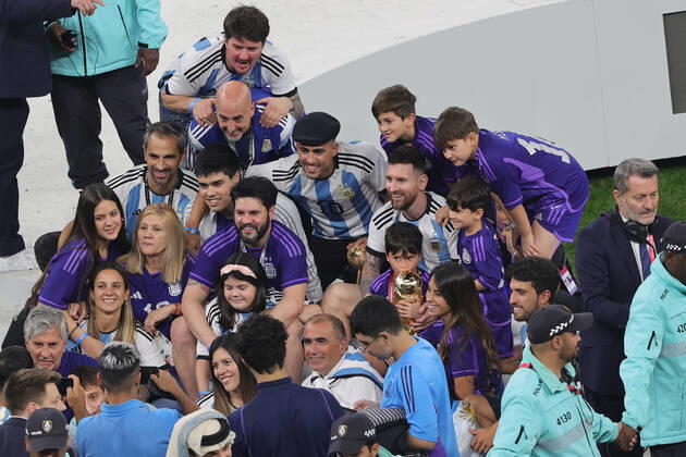 Argentina v France 2022 FIFA World Cup, WM, Weltmeisterschaft, Fussball Lionel Messi of Argentina with the trophy and his family after the 2022 FIFA World Cup Final between Argentina and France at Lusail Stadium, Lusail Content Not Available For UK Newspapers Copyright: xPaulxChestertonx FIL-17843-0465 UK Newspapers OUT