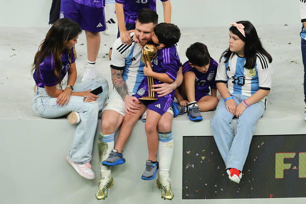 Lionel Messi of Argentina and family take it all in after winning the World Cup during the Final of the FIFA World Cup, WM, Weltmeisterschaft, Fussball Qatar 2022 between Argentina and France at Lusail Stadium, Lusail, Qatar on 18 December 2022. Copyright: xPeterxDovganx 35040127